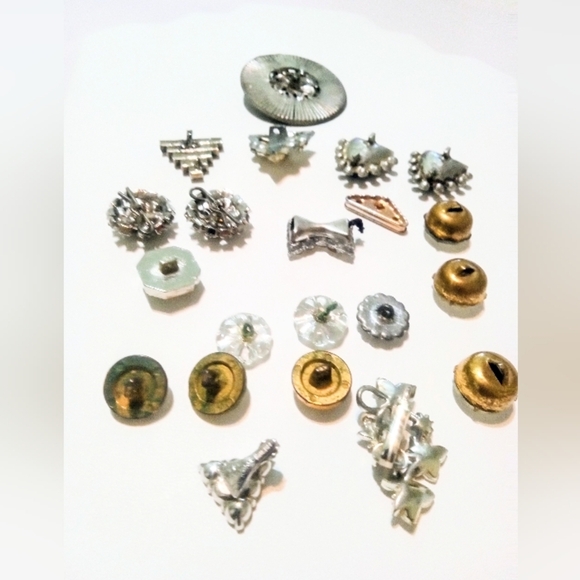 Vintage Rhinestone Metal Shank Buttons & Earrings Plus 2 Glass Buttons Craft Lot - Picture 2 of 2